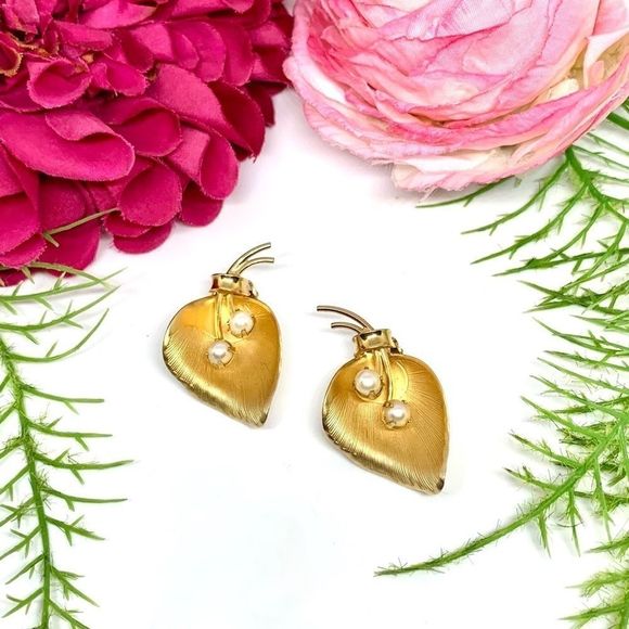 VINTAGE⚜️12K GOLD FILLED & Cultured Pearl Petal Clip Earrings - Picture 1 of 11